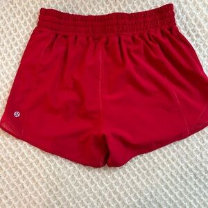 Lululemon hotty hot 2.5 inch shorts
